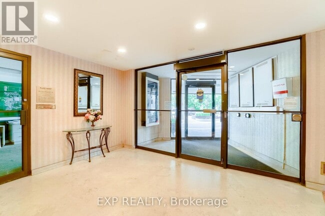Building Photo - 3700-3700 Kaneff Crescent