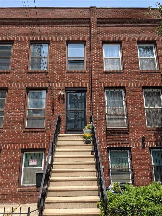 Primary Photo - 228 Grand St