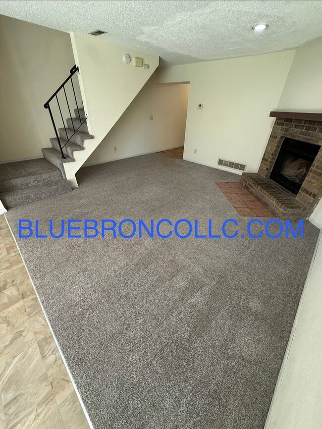 Building Photo - Spacious 2 Bedroom unit for a great price!