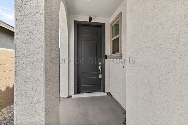 Building Photo - 2818 E Hidalgo Ave