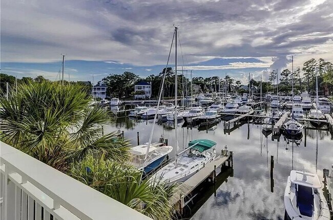 Foto del edificio - Spectacular Furnished Harbourfront Home in...