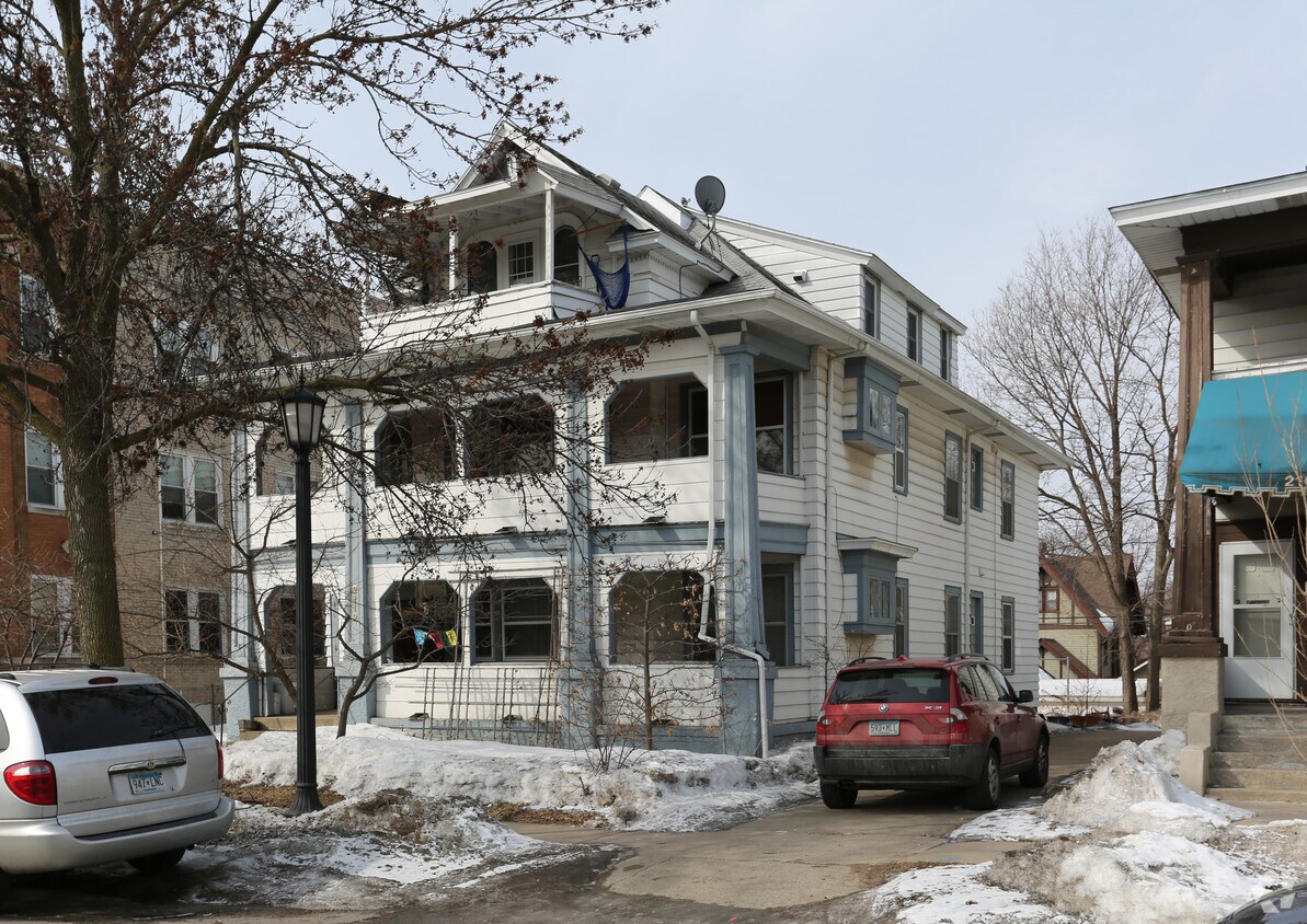 Building Photo - 2112 Dupont Ave S