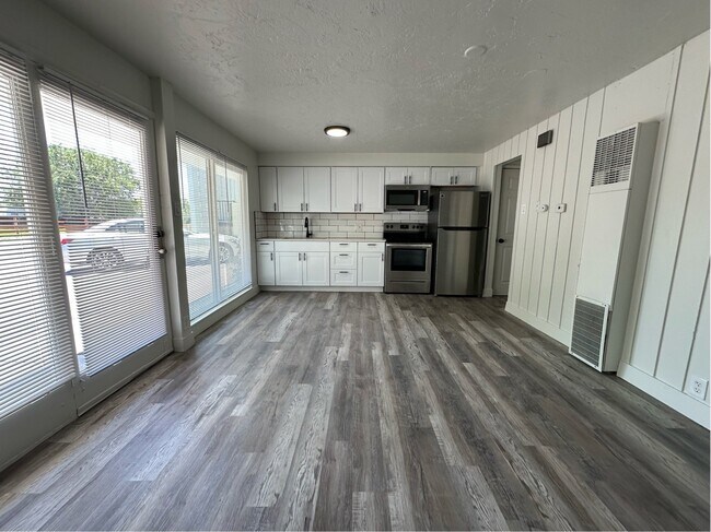 Foto del edificio - 951 N Redwood Rd