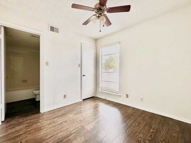 Foto del edificio - 2803 Hemphill Park