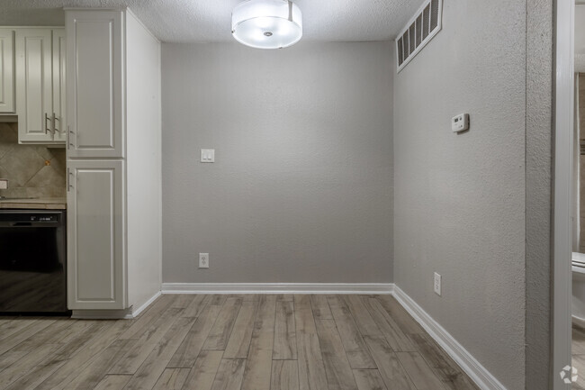 2BR, 2BA - 880SF - Dining Room - Landings At Northpoint