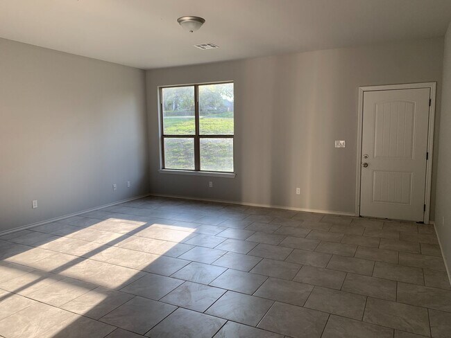 Building Photo - BRAND NEW DUPLEX BUILT IN 2020