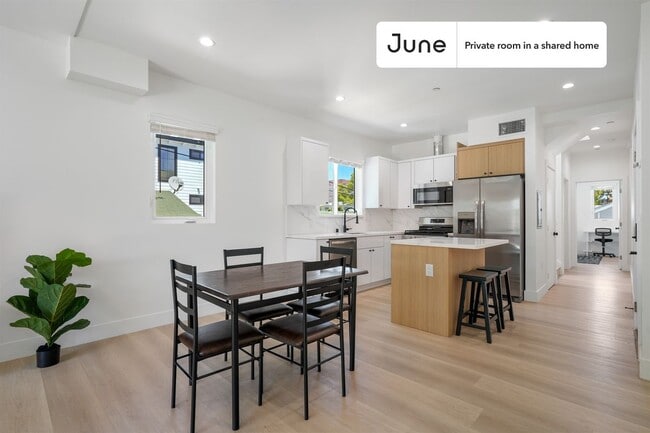 Building Photo - Private bedroom in 4 bed/3 bath Home