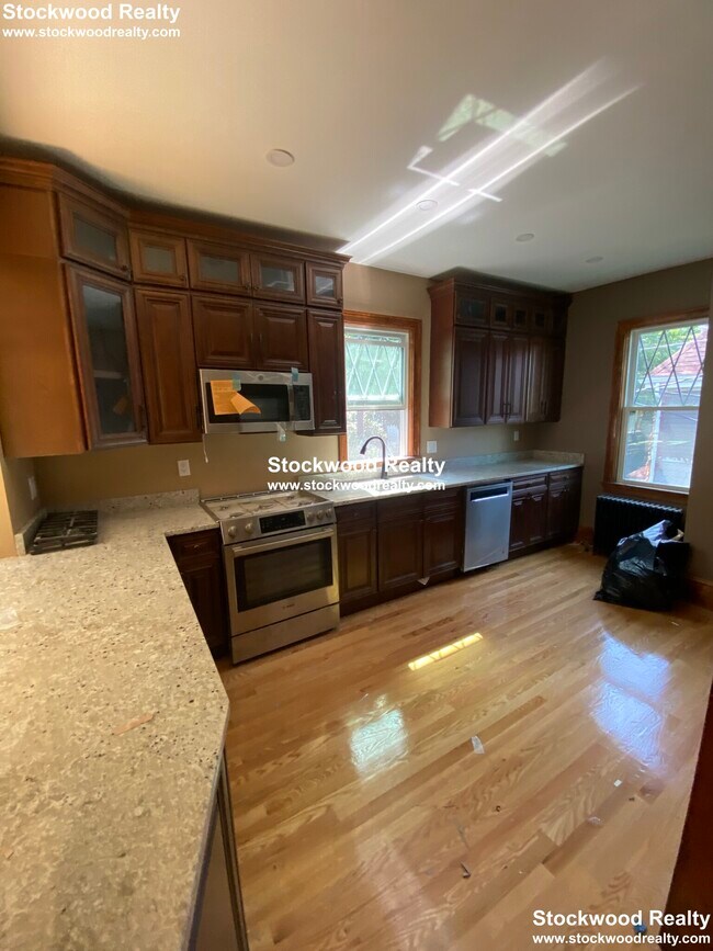 Building Photo - 17-19 Cushing Ave