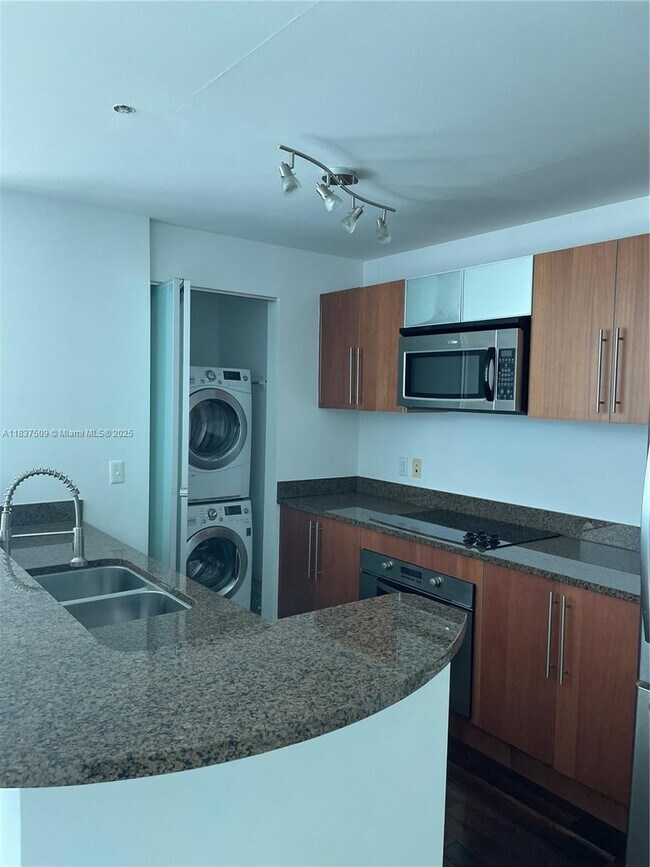 Foto del edificio - 300 S Biscayne Blvd