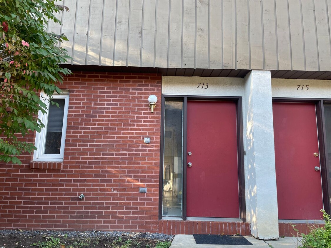 Primary Photo - 2 Bed 1.5 Bath Apartment Right There on W ...