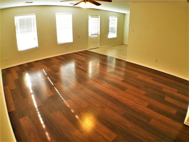 Foto del edificio - Amazing! 3 Living Areas and a Backyard to Rival All Others!