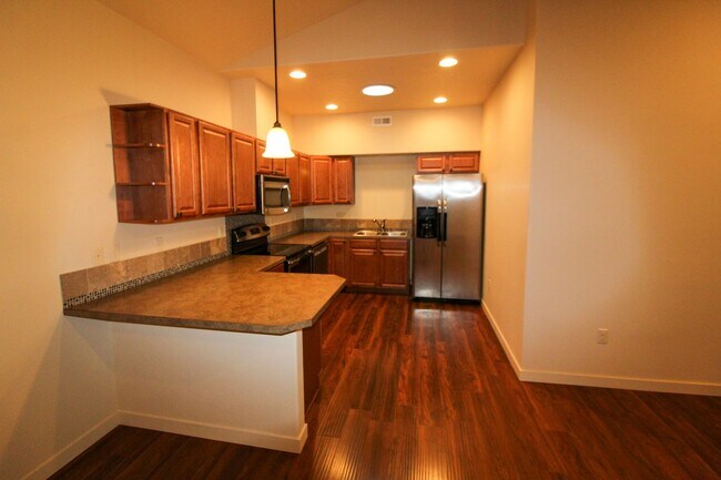 Building Photo - 2 bedroom, 2 bath townhome in Kennewick