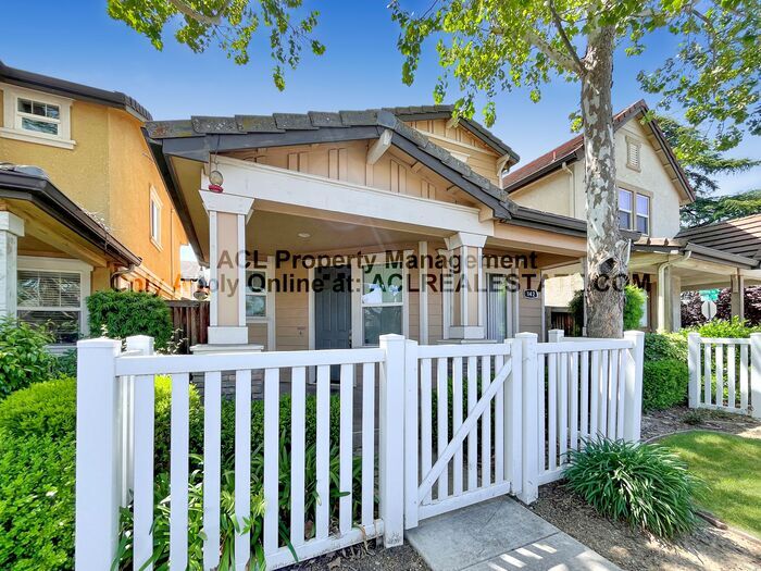 Foto principal - Spacious 3-Bed, 2.5-Bath Home in Prime Bre...