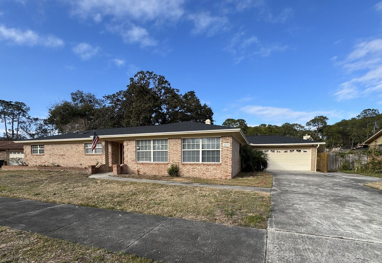 Primary Photo - 3BR/2BA Mandarin Home w/ Large Bonus Room