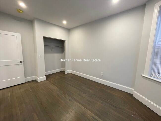 Foto del edificio - 63 Upland Rd