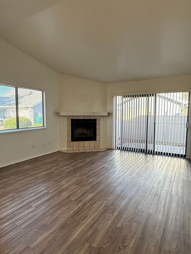 Foto del edificio - 8372 E Lakeshore Dr