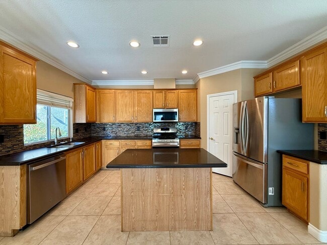 Building Photo - Elegant 3/BD 2.5/BA Home with Grand Stairc...
