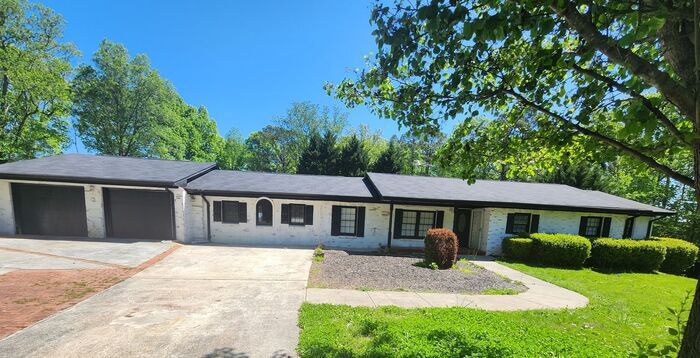 Primary Photo - Beautiful Ranch Home Near Camp Creek!