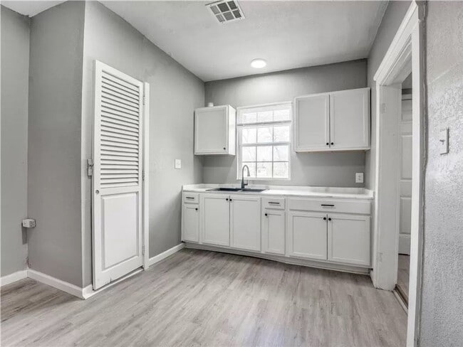 Building Photo - Wonderful 3BD/2BTH Minutes Away From the P...
