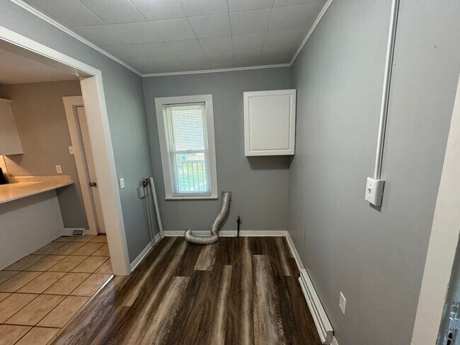 Building Photo - Rent Ready 3 Bedroom 2 Bathroom in Moline