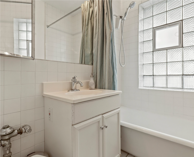 Foto del edificio - 2324 N Lincoln Park W
