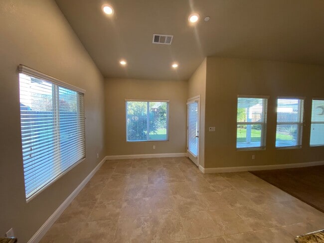 Foto del edificio - Spacious NW Visalia home move in ready!!