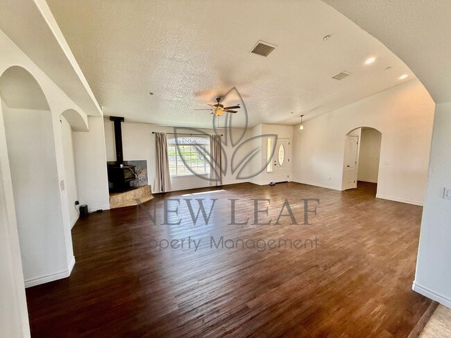 Foto del edificio - 4 Bedroom home on Private lot in PHELAN CA