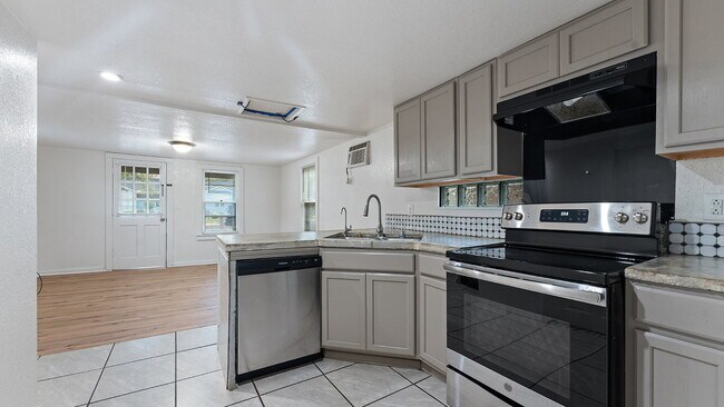 Foto del edificio - "Cozy 1-Bed Oasis in Springdale: Perfect Blend of Comfort & Convenience!"