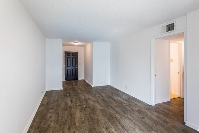 Foto del edificio - 608 Jack Warner NE Pkwy
