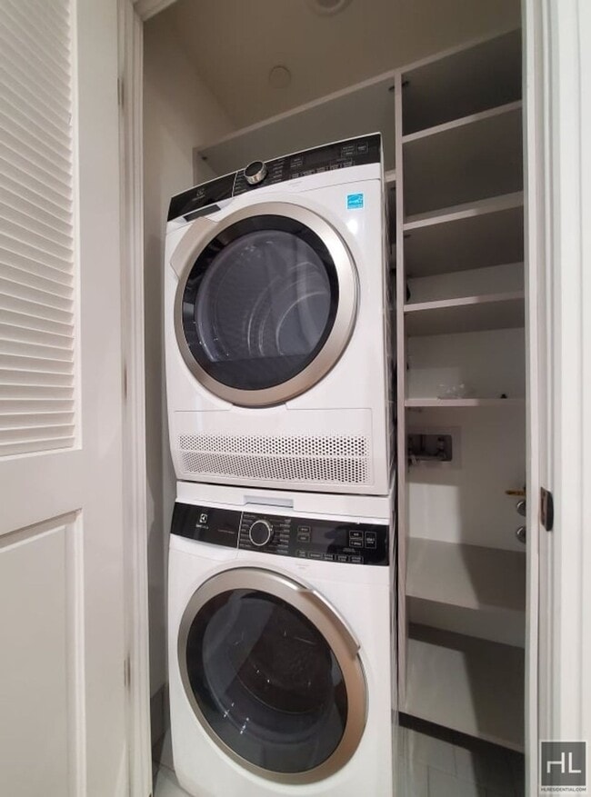 Building Photo - NO FEE One Bed in Soho! Won't Stay on the ...