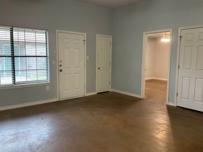 Building Photo - 714 Redwood Dr
