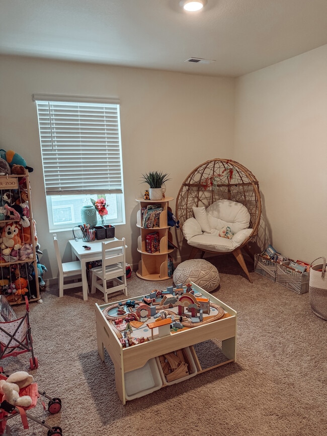 Building Photo - 482 3rd St