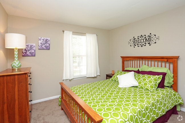 2BR, 2BA - 1,000 SF - Bedroom - Cambury Hills