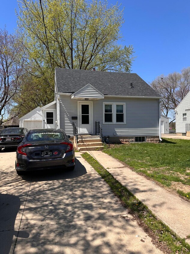 Foto principal - 707 11th Ave NE