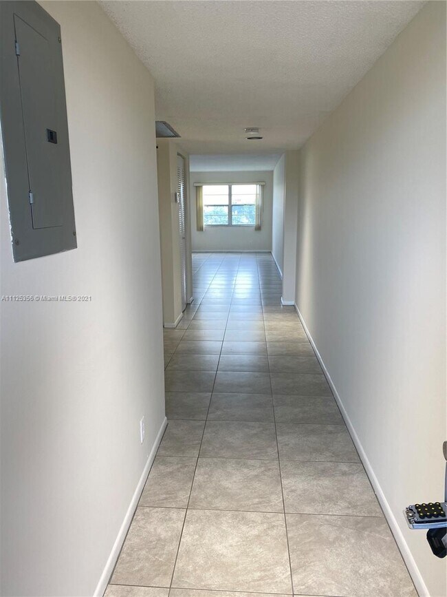Building Photo - 13055 SW 15th Ct