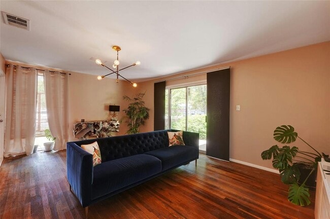 Building Photo - 1405 Broadmoor Dr