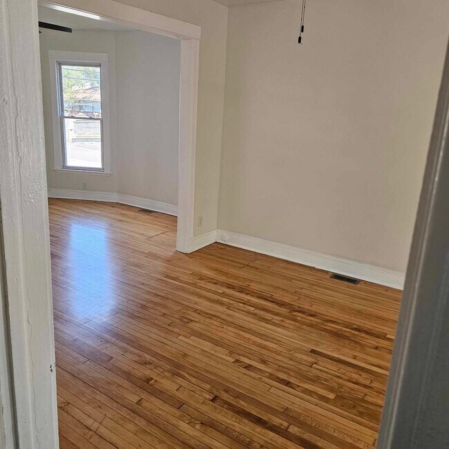 Entrada principal al salón - 4816 W Berteau Ave