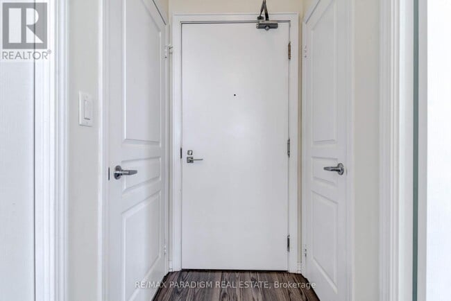 Building Photo - 352 Front St W