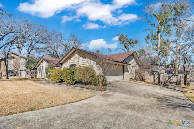 Foto del edificio - 513 Red River Rd