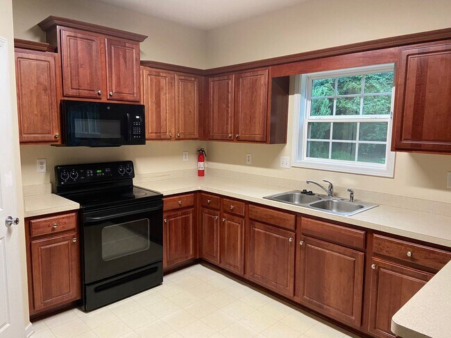 Foto del edificio - 4BR Home w/ Fireplace + 2-Car Garage in Snellville