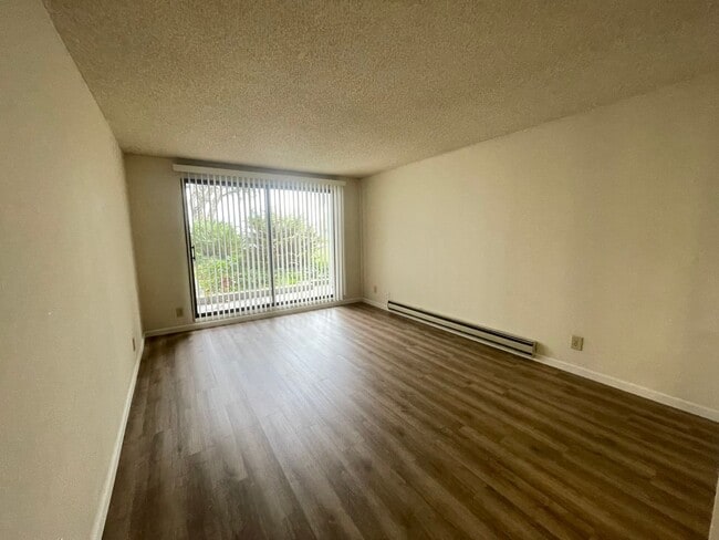 Building Photo - $500 Move-In Special!!! 1 Bed 1 Bath for Rent at the Watergate Apartments in Emeryville!