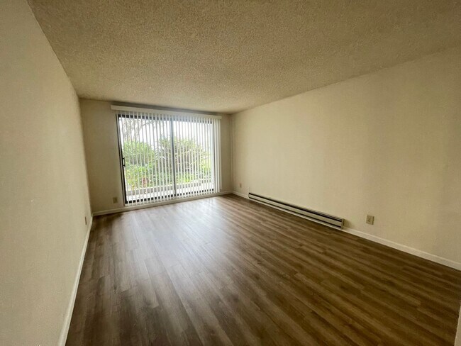 Foto del edificio - $500 Move-In Special!!! 1 Bed 1 Bath for Rent at the Watergate Apartments in Emeryville!