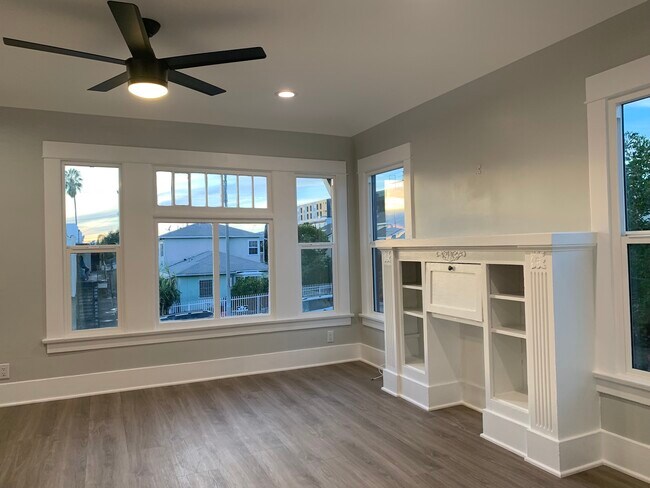 Living Room - 624 N Hobart Blvd