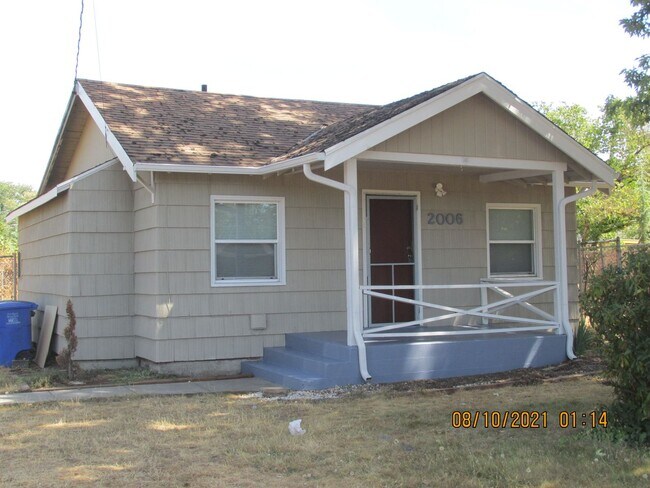 Building Photo - Updated 2 bedroom on a huge lot, with gara...