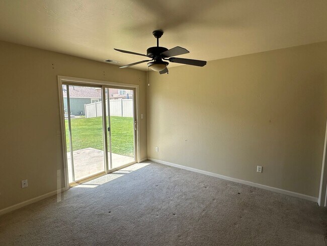 Building Photo - 3 bed 2 bath townhome!