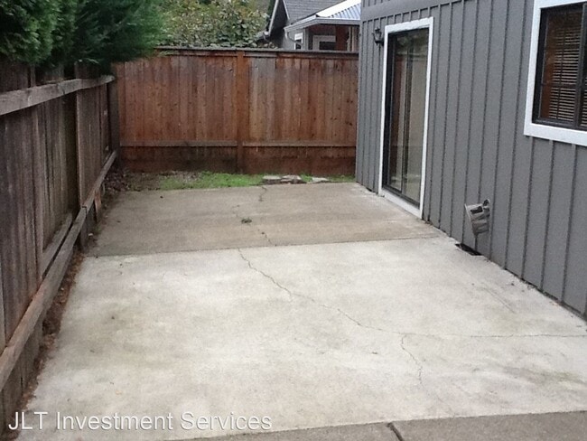Building Photo - 3 br, 2.5 bath House - 1675 Kings North