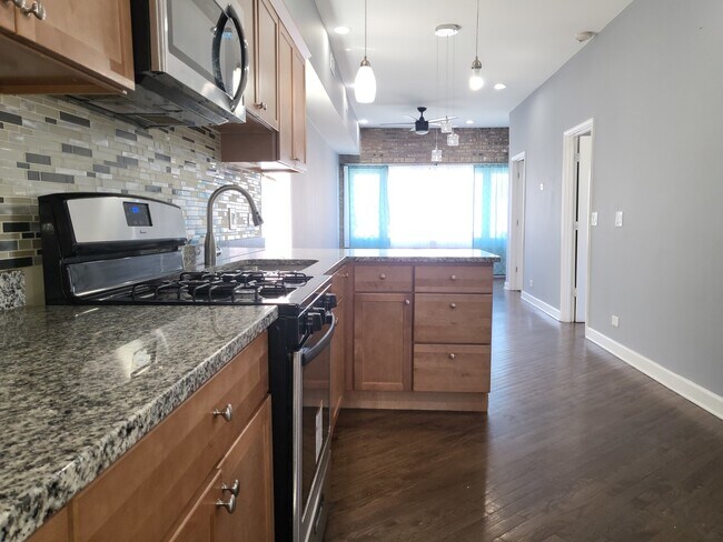 Building Photo - 1935 N Leamington Ave