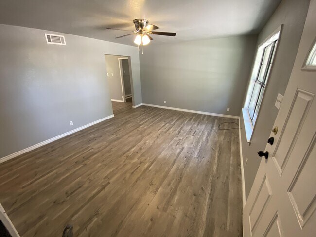 Building Photo - 817 Lexington Dr