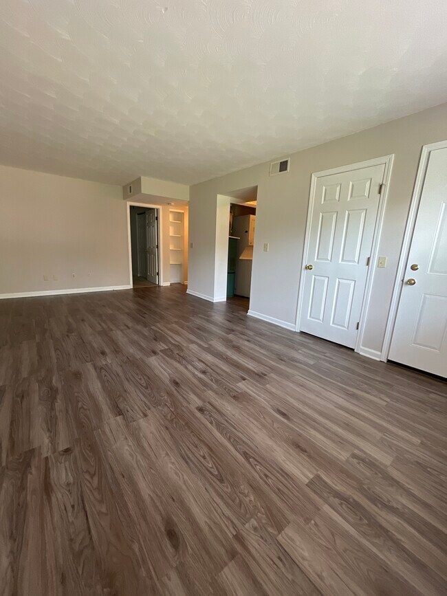 Foto del edificio - 1320 Millerwood Ct