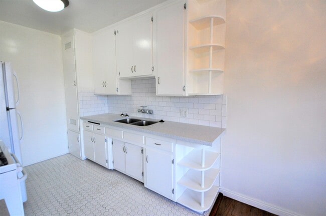 Building Photo - 10924 Camarillo St